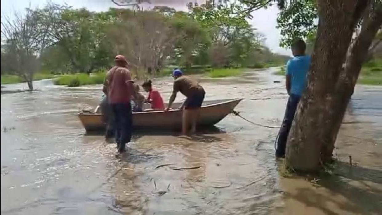 Inundaci N Deja Familias Damnificadas Tras Desbordamiento De R O En