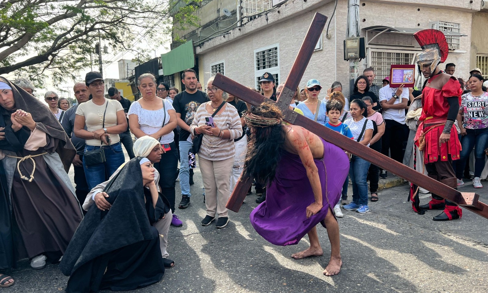 Cientos De Feligreses Participaron En Tradicional Viacrucis Viviente En