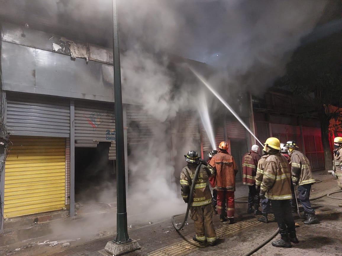 Controlan Incendio En Local Comercial De El Cementerio En Caracas (Video)