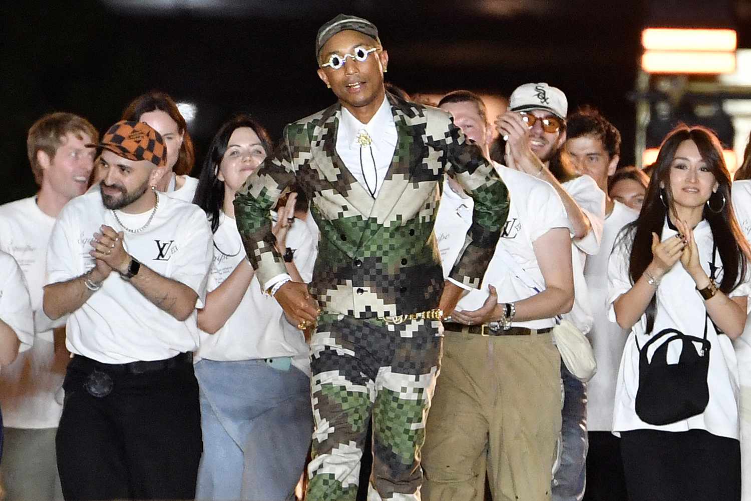 Lluvia de estrellas, estampado de damero pixelado y fin de fiesta con  actuación de Jay-Z: Pharrel Williams triunfa en París con su primera  colección para Louis Vuitton