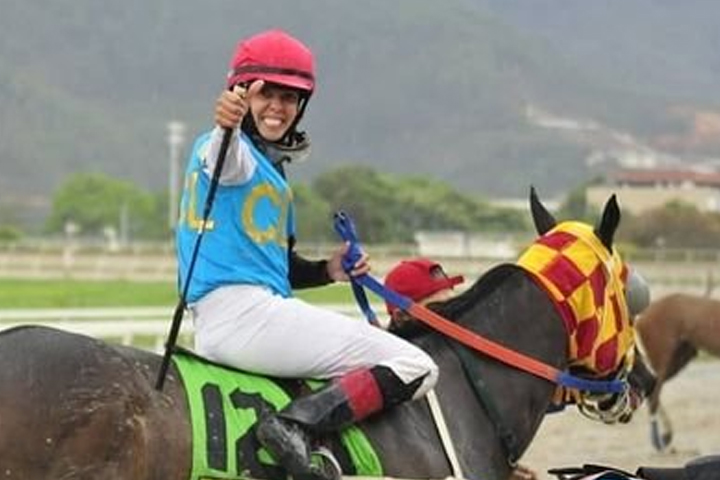 Fallece la jocketa María Alejandra Bruzual tras un accidente en el Hipódromo de Valencia