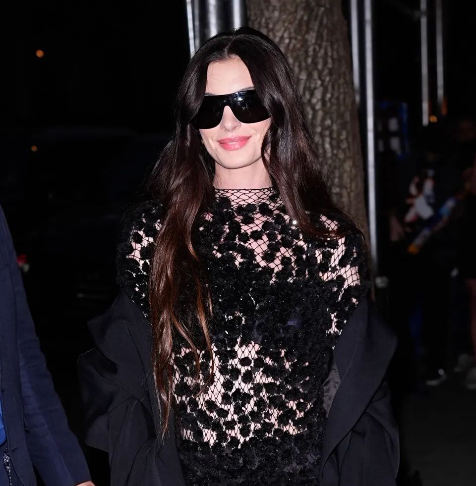 El vestuario de estrella del pop de Anne Hathaway va a la vanguardia con sus vestidos atrevidos